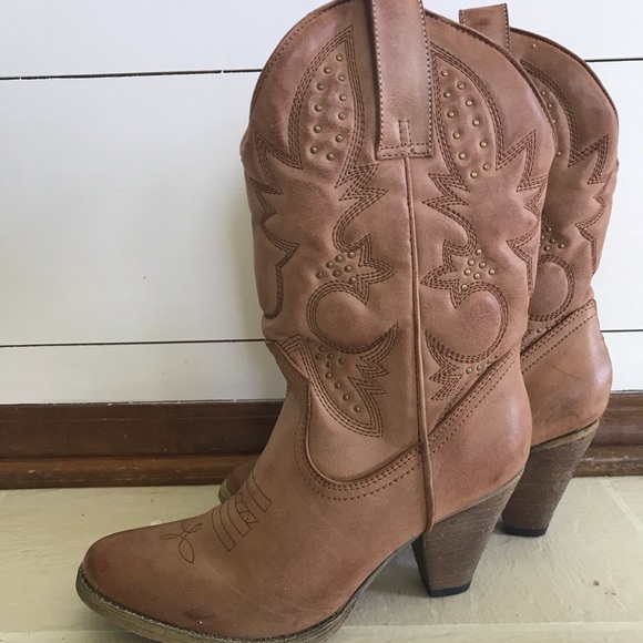 Very Volatile Shoes - Tan size 8.5 heeled boots. NWOT